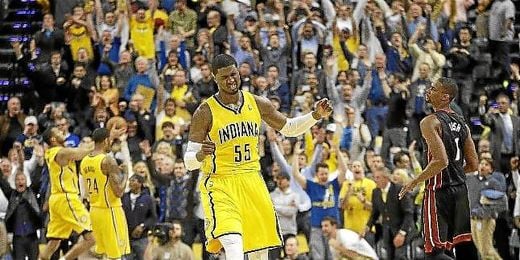 Un jugador de Indiana Pacers celebra la victoria de su equipo. Un jugador de Indiana Pacers celebra la victoria de su equipo.