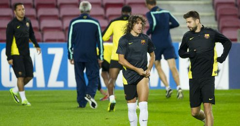 Puyol charla con Pique durante un entrenamiento. Puyol charla con Pique durante un entrenamiento.