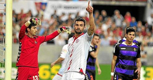 Vicente Iborra, en un lance del partido ante el Valladolid en el Sánchez Pizjuán. Vicente Iborra, en un lance del partido ante el Valladolid en el Sánchez Pizjuán.