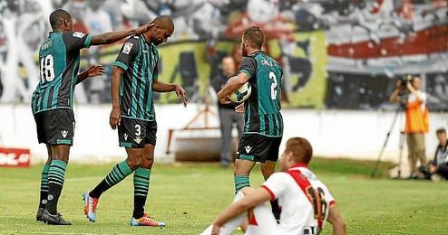 Paulao, que pidió el cambio tras marcarse el 2-0 y regalar el primero, se marcha desconsolado en la primera parte. Paulao, que pidió el cambio tras marcarse el 2-0 y regalar el primero, se marcha desconsolado en la primera parte.