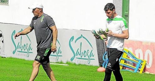 Calderón y Sara caminan separados en un entrenamiento reciente. Calderón y Sara caminan separados en un entrenamiento reciente.
