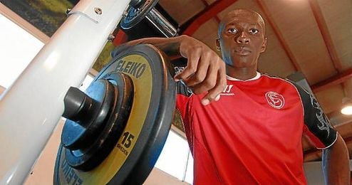 M´Bia posa en el gimnasio de la ciudad deportiva nervionense para ESTADIO. M´Bia posa en el gimnasio de la ciudad deportiva nervionense para ESTADIO.