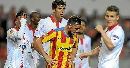 Alcácer se lamente de una ocasión en la ida; no podrá jugar la vuelta. Alcácer se lamente de una ocasión en la ida; no podrá jugar la vuelta.