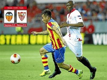M´Bia y Vargas, en un lance de la ida de las semifinales de la Europa League en el Sánchez Pizjuán. M´Bia y Vargas, en un lance de la ida de las semifinales de la Europa League en el Sánchez Pizjuán.