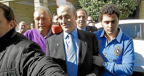 Manuel Ruiz de Lopera, a la salida de los Juzgados de Sevilla. Manuel Ruiz de Lopera, a la salida de los Juzgados de Sevilla.