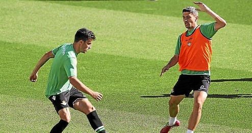 Salva Sevilla, durante un entrenamiento del Betis. Salva Sevilla, durante un entrenamiento del Betis.