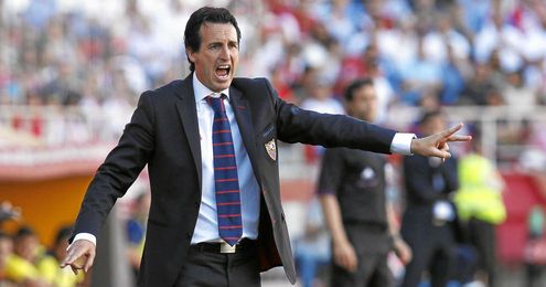 El técnico del Sevilla gesticula durante el encuentro. El técnico del Sevilla gesticula durante el encuentro.