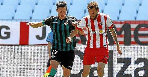 Aleix Vidal y Juan Carlos disputan un balón en un lance del Almería-Betis. Aleix Vidal y Juan Carlos disputan un balón en un lance del Almería-Betis.