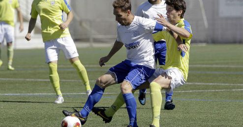 Gonzalo, capitán panadero y autor del primer gol, protege el balón ante la presión del coriano Álvaro Vélez. Gonzalo, capitán panadero y autor del primer gol, protege el balón ante la presión del coriano Álvaro Vélez.