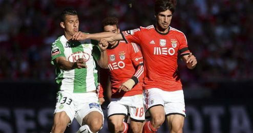 Lance del partido disputado en Lisboa entre el Benfica y el Vitoria de Setúbal. Lance del partido disputado en Lisboa entre el Benfica y el Vitoria de Setúbal.