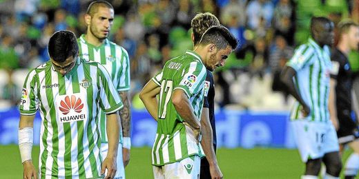 Jugadores béticos se lamentan. Jugadores béticos se lamentan.