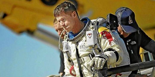 Félix Baumgartner justo después de su salto al vacío desde la estratosfera. Félix Baumgartner justo después de su salto al vacío desde la estratosfera.