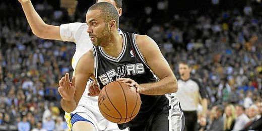 Tony Parker entrando a canasta durante un partido de su equipo. Tony Parker entrando a canasta durante un partido de su equipo.