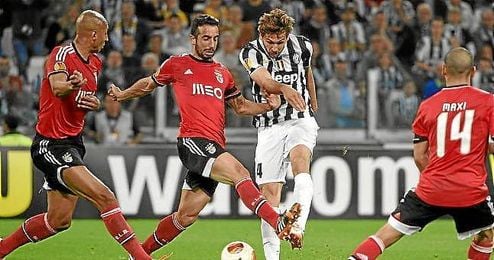 Amorim intenta cortar el disparo de Llorente en el partido de vuelta da las semifinales de la Europa League. Amorim intenta cortar el disparo de Llorente en el partido de vuelta da las semifinales de la Europa League.