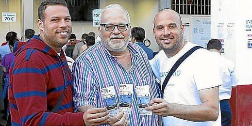 Ya hay sevillistas con sus entradas. Ya hay sevillistas con sus entradas.