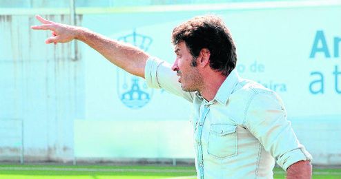 Jesús Galván, técnico de los panaderos, da instrucciones a sus jugadores durante un choque de esta campaña. Jesús Galván, técnico de los panaderos, da instrucciones a sus jugadores durante un choque de esta campaña.