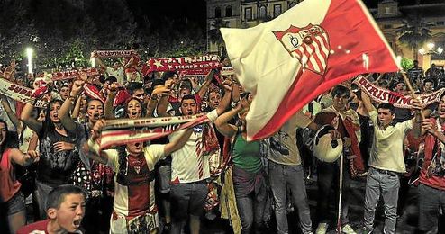 Aficionados sevillistas celebran la clasificación para la final de la Europa League. Aficionados sevillistas celebran la clasificación para la final de la Europa League.