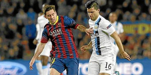 Messi disputa un balón junto al "Kun" Agüero. Messi disputa un balón junto al "Kun" Agüero.