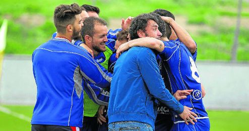 Los jugadores del Alcalá celebran un tanto con su entrenador. Los jugadores del Alcalá celebran un tanto con su entrenador.