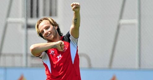 Rakitic bromea en un entrenamiento. Rakitic bromea en un entrenamiento.