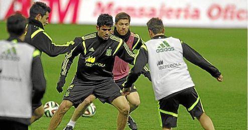 Xabi Alonso y Diego Costa durante entrenamiento de España en el Vicente Calderón. Xabi Alonso y Diego Costa durante entrenamiento de España en el Vicente Calderón.