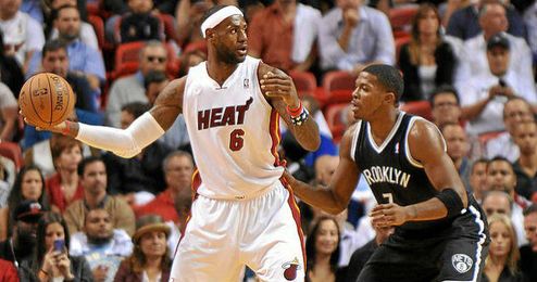 Lebron volvió a ser pieza clave para el triunfo de los Heat. Lebron volvió a ser pieza clave para el triunfo de los Heat.