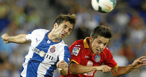 Sarabia salta con Víctor Sánchez por una pelota. Sarabia salta con Víctor Sánchez por una pelota.