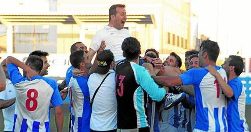 Ángel Gómez, entrenador del U.P. Viso, es manteado por sus jugadores tras la consecución matemática del ascenso hace siete días después de ganar al Tinte de Utrera. Ángel Gómez, entrenador del U.P. Viso, es manteado por sus jugadores tras la consecución matemática del ascenso hace siete días después de ganar al Tinte de Utrera.