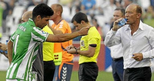 Juanfran celebró su tanto con el banquillo. Juanfran celebró su tanto con el banquillo.