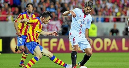 Carriço en un lance del partido de ida de la semifinal de la Europa League ante Javi Fuego. Carriço en un lance del partido de ida de la semifinal de la Europa League ante Javi Fuego.