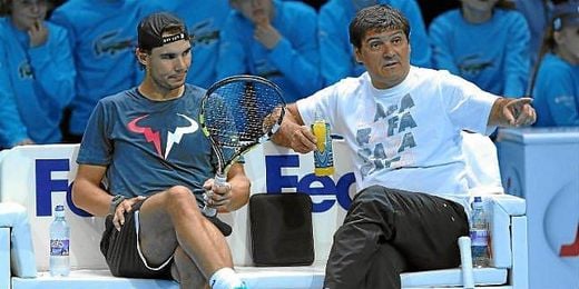 El tío de Nadal nada contento con el juego de su sobrino en la final del Masters 1000 de Madrid. El tío de Nadal nada contento con el juego de su sobrino en la final del Masters 1000 de Madrid.