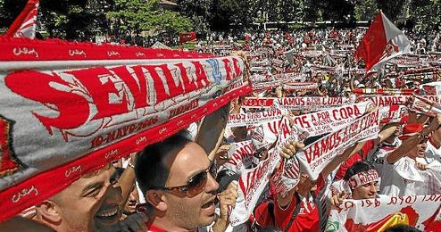 La afición del Sevilla, desde la ´Fan Zone´ de Turín, no ha parado de cantar a su equipo. La afición del Sevilla, desde la ´Fan Zone´ de Turín, no ha parado de cantar a su equipo.