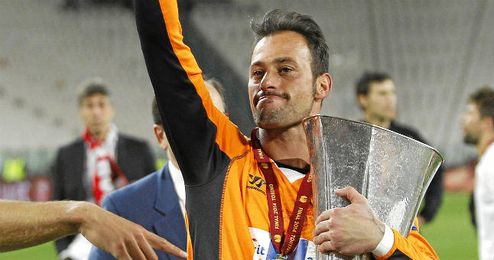 Beto, con el trofeo que les acredita como campeón de la Europa League. Beto, con el trofeo que les acredita como campeón de la Europa League.