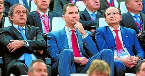 José Castro, a la derecha, junto al Príncipe Felipe y Michel Platini. José Castro, a la derecha, junto al Príncipe Felipe y Michel Platini.