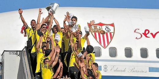 La plantilla del Sevilla alza la Copa de la Europa League. La plantilla del Sevilla alza la Copa de la Europa League.