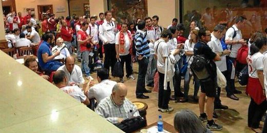 Muchos aficionados tuvieron que hacer noche en Turín. Muchos aficionados tuvieron que hacer noche en Turín.