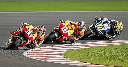 Líder Marc Marquez seguido por su compañero de equipo Dani Pedrosa y italiano Valentino Rossi. Líder Marc Marquez seguido por su compañero de equipo Dani Pedrosa y italiano Valentino Rossi.