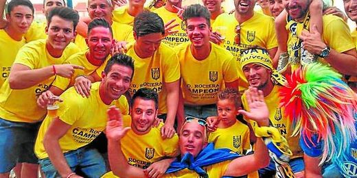 La Rociera celebró a lo grande en la tarde de ayer su brillante ascenso a Tercera división dos temporadas después. La Rociera celebró a lo grande en la tarde de ayer su brillante ascenso a Tercera división dos temporadas después.