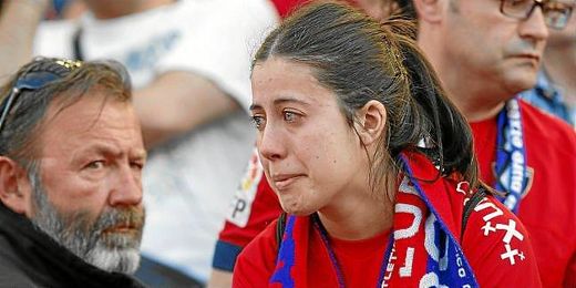Una aficionada del CD Osasuna llora desconsoladamente tras el descenso de su equipo. Una aficionada del CD Osasuna llora desconsoladamente tras el descenso de su equipo.