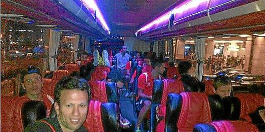 El primer bloque sevillista, en el bus con destino al hotel de concentración. El primer bloque sevillista, en el bus con destino al hotel de concentración.