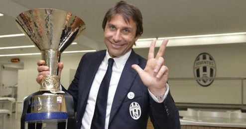 Conte se muestra feliz tras haber logrado el tercer título de liga consecutivo. Conte se muestra feliz tras haber logrado el tercer título de liga consecutivo.