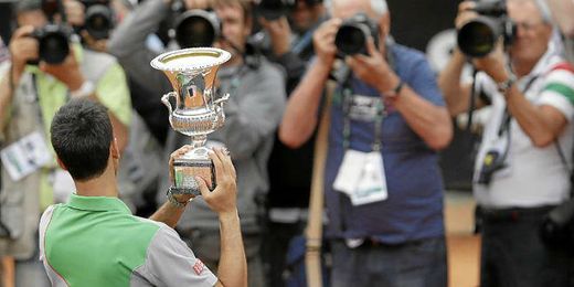 Djokovic posa con el trofeo antes de donarlo por las catástrofes de su país Djokovic posa con el trofeo antes de donarlo por las catástrofes de su país