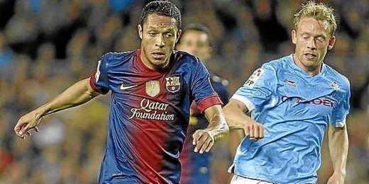 Khron-Dehli disputa un balón junto al jugador del FC Barcelona Adriano. Khron-Dehli disputa un balón junto al jugador del FC Barcelona Adriano.
