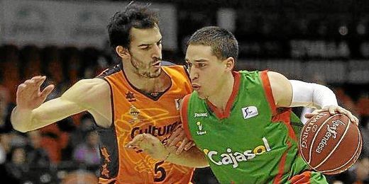 El escolta norteamericano del Cajasol supera la defensa del escolta del Valencia Basket, Pau Ribas El escolta norteamericano del Cajasol supera la defensa del escolta del Valencia Basket, Pau Ribas