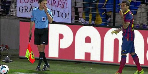 Dani Alves en el tan famoso incidente en Villarreal Dani Alves en el tan famoso incidente en Villarreal
