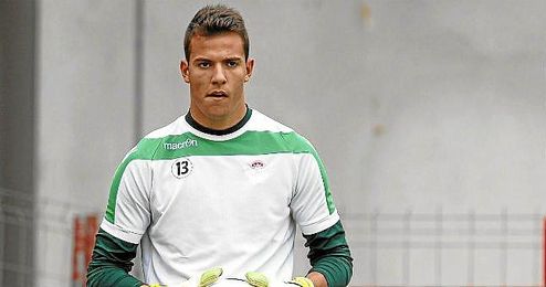 El cancerbero emeritente Pedro López Galisteo (21-01-1995), durante una sesión de la 13/14 con el primer plantel. El cancerbero emeritente Pedro López Galisteo (21-01-1995), durante una sesión de la 13/14 con el primer plantel.