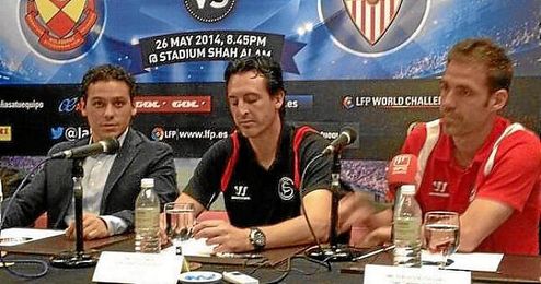 Del Nido Carrasco, junto a Emery y Fernando Navarro en la presentación. Del Nido Carrasco, junto a Emery y Fernando Navarro en la presentación.