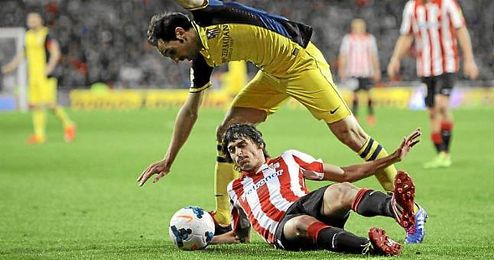 Ander Iturraspe del Athletico de Bilbao lucha contra Juanfran del Atletico de Madrid en el estadio San Mames. Ander Iturraspe del Athletico de Bilbao lucha contra Juanfran del Atletico de Madrid en el estadio San Mames.