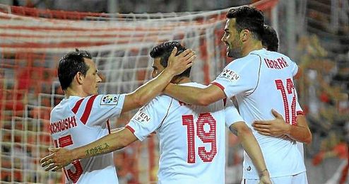 Los jugadores del Sevilla celebran un gol. Los jugadores del Sevilla celebran un gol.