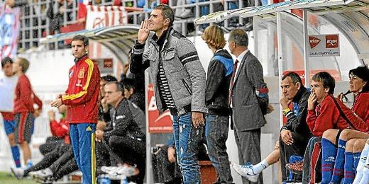 Garitano dirige a sus jugadores durante un partido del Eibar. Garitano dirige a sus jugadores durante un partido del Eibar.